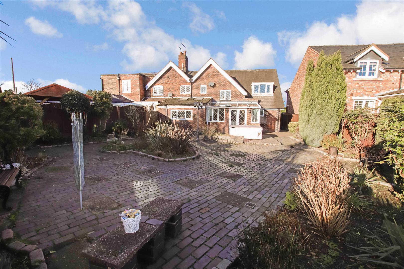 ENCLOSED REAR GARDEN